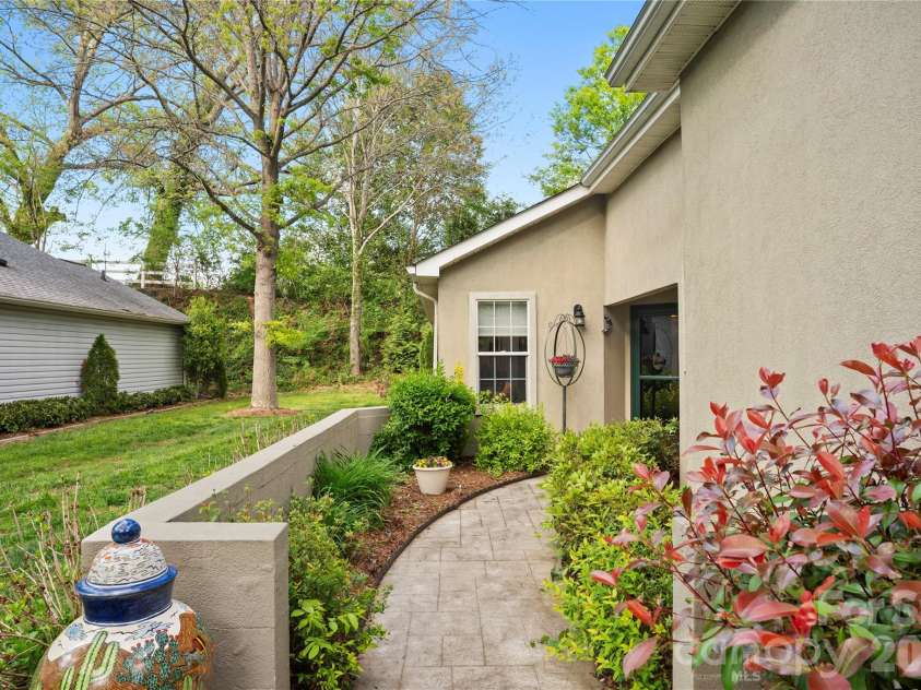 75 Stonebridge Drive, Asheville, NC 28805.  MLS# CAR4372615, YatesRealty ID 21202. 