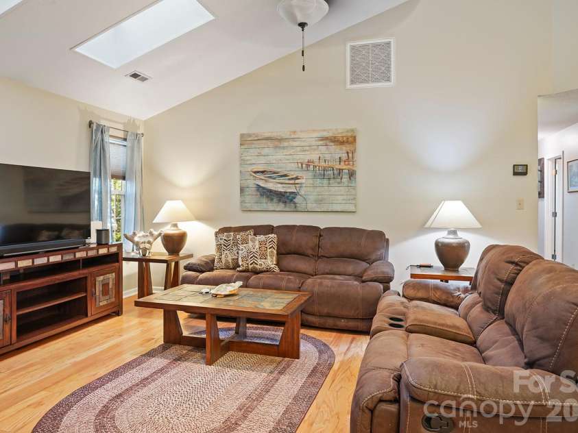 75 Stonebridge Drive, Asheville, NC 28805.  MLS# CAR4372615, YatesRealty ID 21202. 