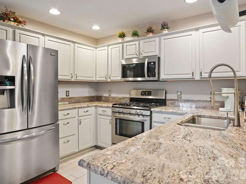 75 Stonebridge Drive, Asheville, NC 28805.  MLS# CAR4372615, YatesRealty ID 21202. 