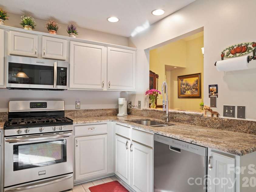 75 Stonebridge Drive, Asheville, NC 28805.  MLS# CAR4372615, YatesRealty ID 21202. 