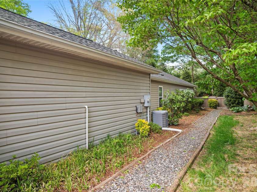 75 Stonebridge Drive, Asheville, NC 28805.  MLS# CAR4372615, YatesRealty ID 21202. 