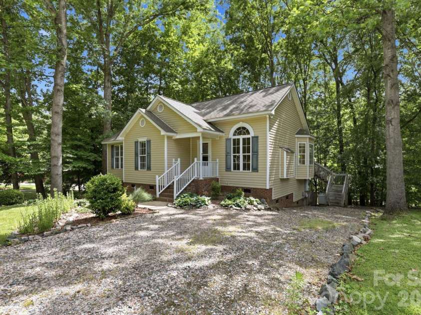 716 King Street, Waxhaw, NC 28173.  MLS# CAR4362486, YatesRealty ID 21206. 
