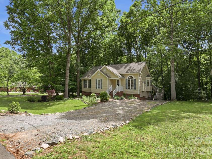 716 King Street, Waxhaw, NC 28173.  MLS# CAR4362486, YatesRealty ID 21206. 