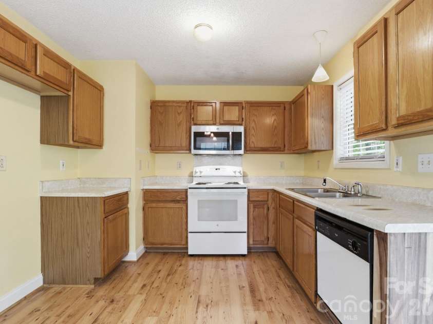 716 King Street, Waxhaw, NC 28173.  MLS# CAR4362486, YatesRealty ID 21206. 