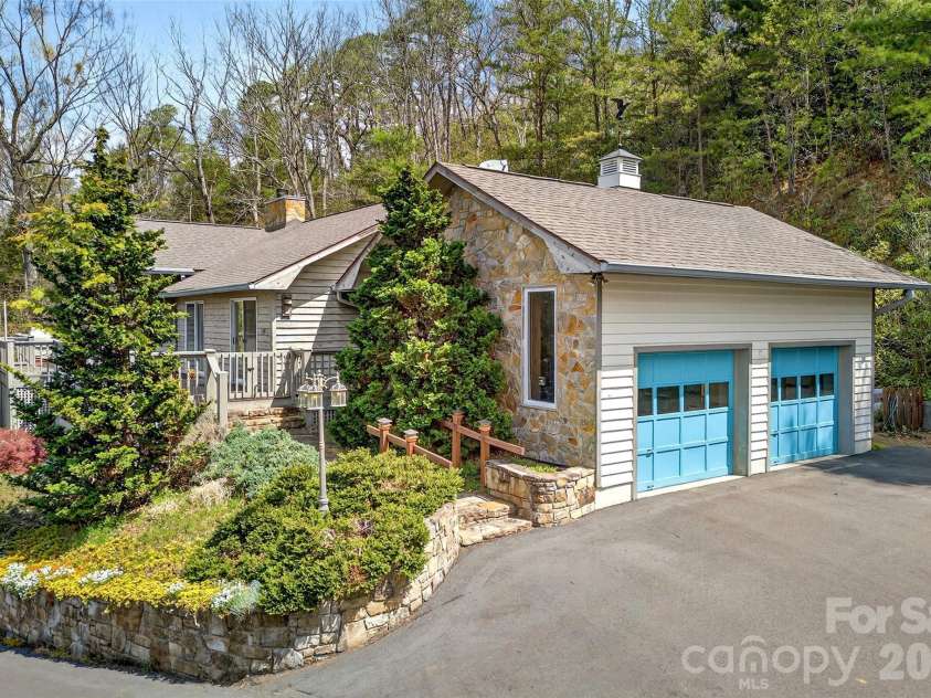 3 Tree Top Place, Black Mountain, NC 28711.  MLS# CAR4361235, YatesRealty ID 21208. 