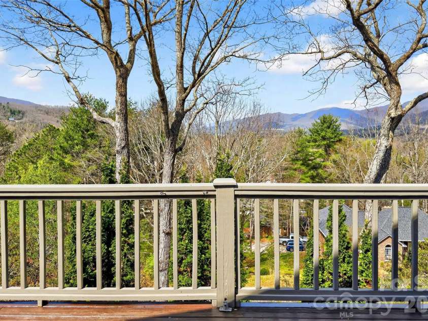 3 Tree Top Place, Black Mountain, NC 28711.  MLS# CAR4361235, YatesRealty ID 21208. 