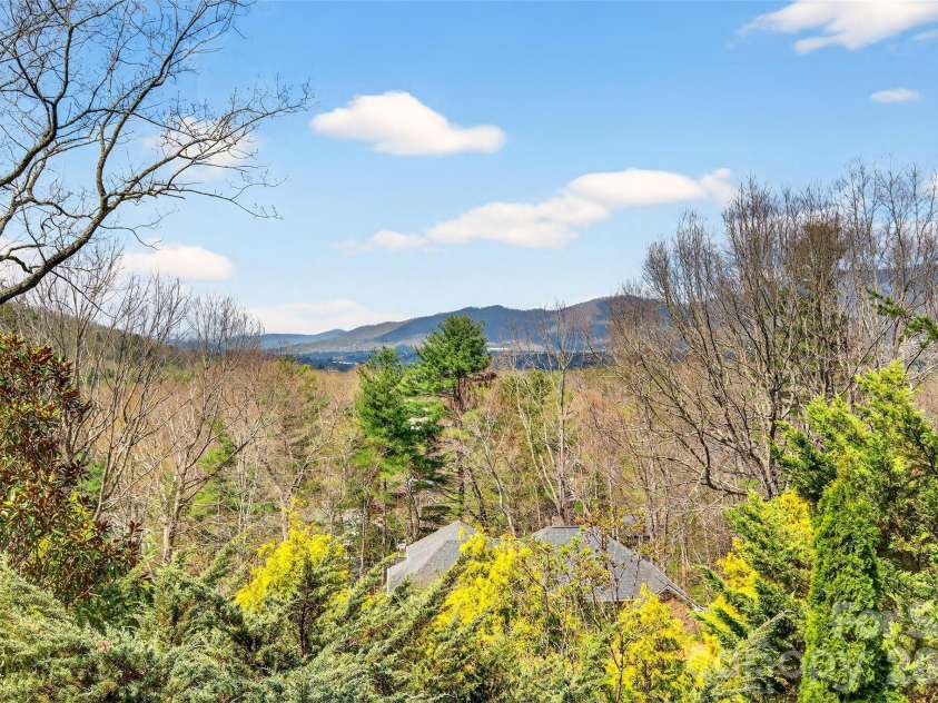 3 Tree Top Place, Black Mountain, NC 28711.  MLS# CAR4361235, YatesRealty ID 21208. 