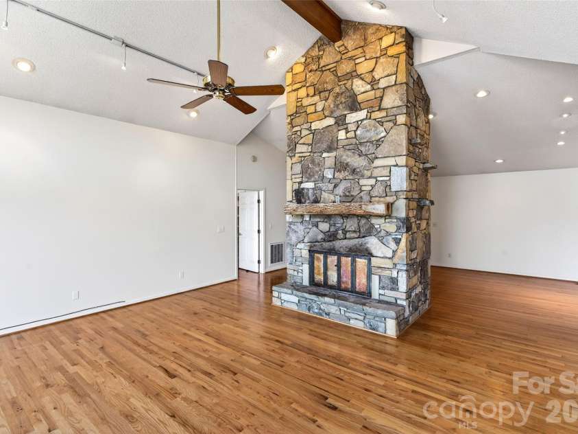 3 Tree Top Place, Black Mountain, NC 28711.  MLS# CAR4361235, YatesRealty ID 21208. 