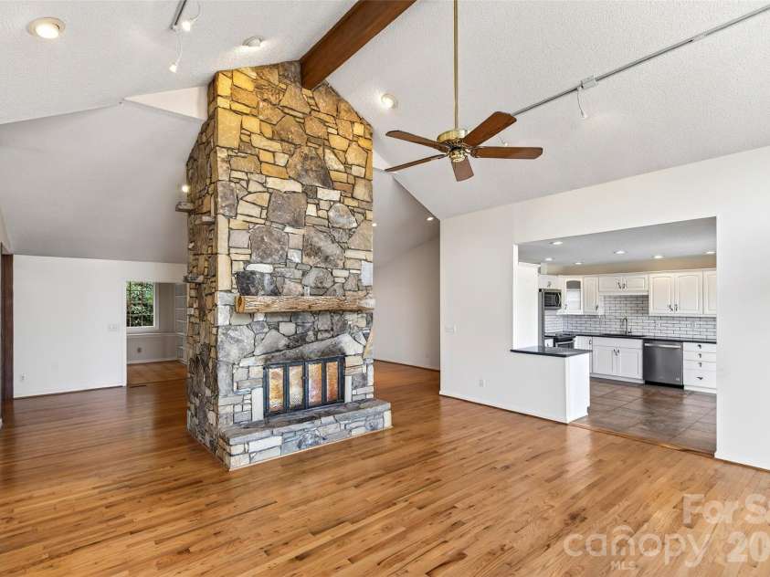 3 Tree Top Place, Black Mountain, NC 28711.  MLS# CAR4361235, YatesRealty ID 21208. 