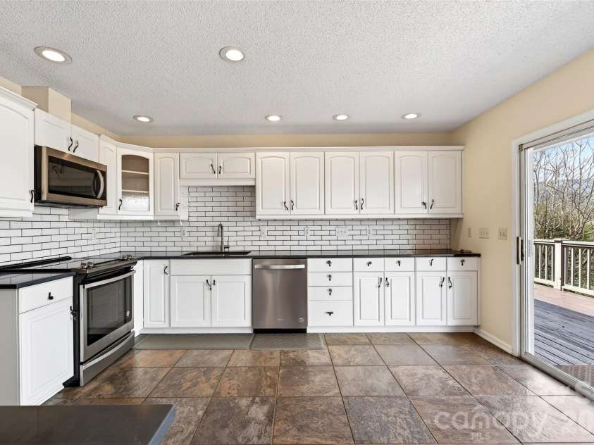 3 Tree Top Place, Black Mountain, NC 28711.  MLS# CAR4361235, YatesRealty ID 21208. 