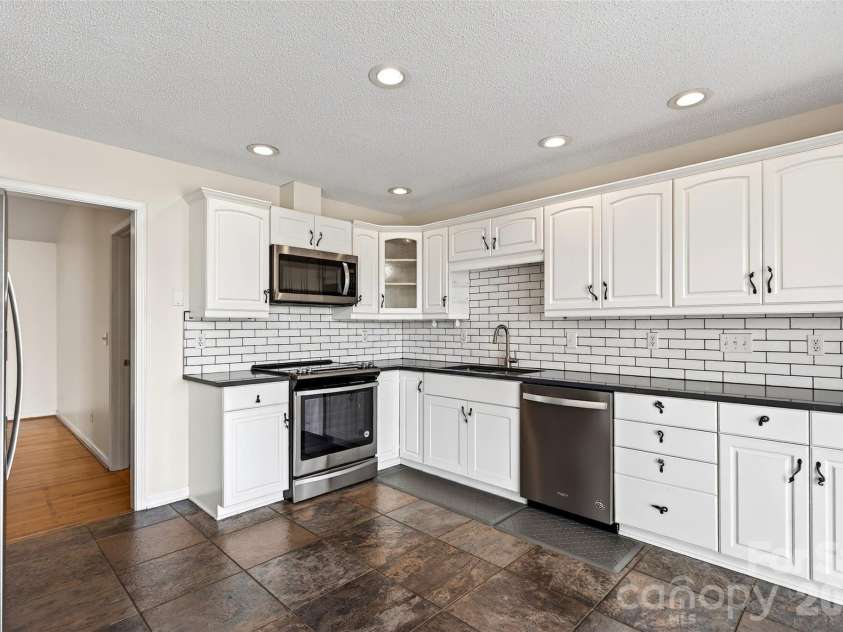 3 Tree Top Place, Black Mountain, NC 28711.  MLS# CAR4361235, YatesRealty ID 21208. 