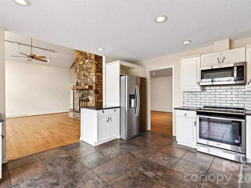 3 Tree Top Place, Black Mountain, NC 28711.  MLS# CAR4361235, YatesRealty ID 21208. 