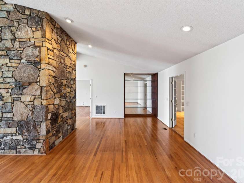 3 Tree Top Place, Black Mountain, NC 28711.  MLS# CAR4361235, YatesRealty ID 21208. 