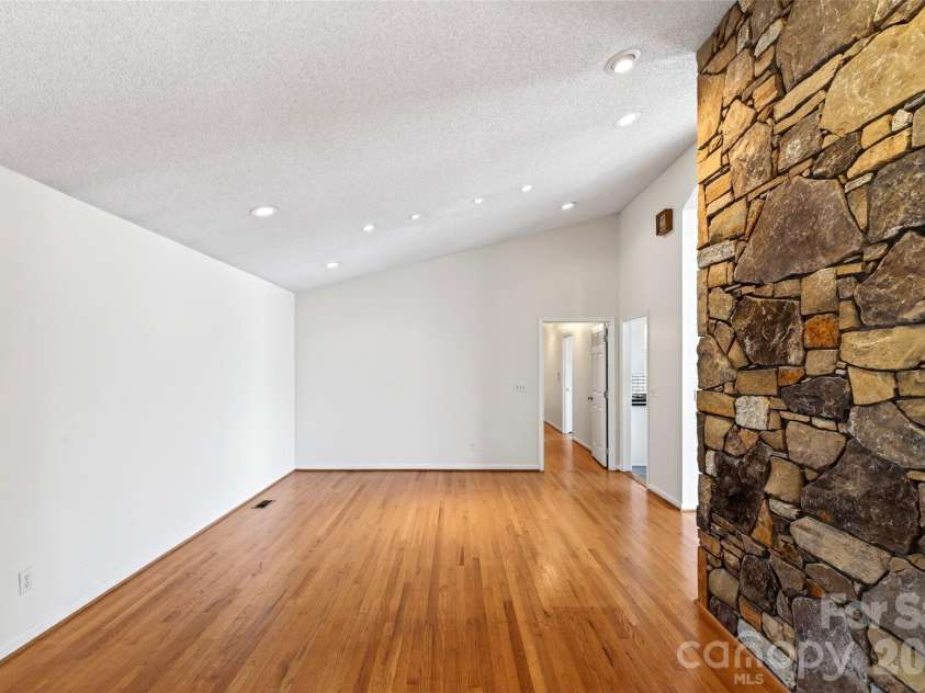 3 Tree Top Place, Black Mountain, NC 28711.  MLS# CAR4361235, YatesRealty ID 21208. 