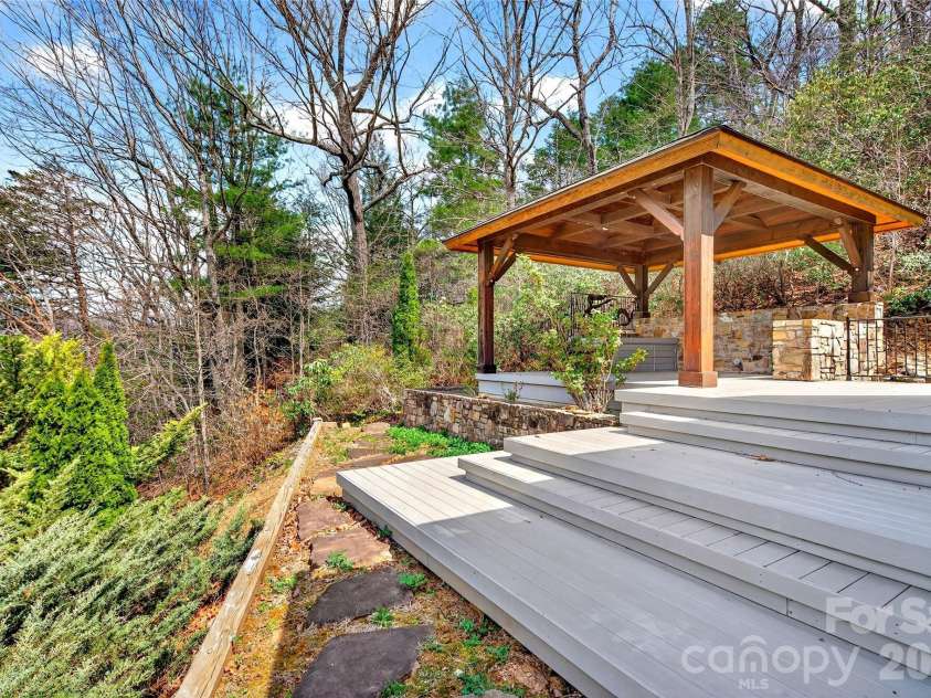 3 Tree Top Place, Black Mountain, NC 28711.  MLS# CAR4361235, YatesRealty ID 21208. 