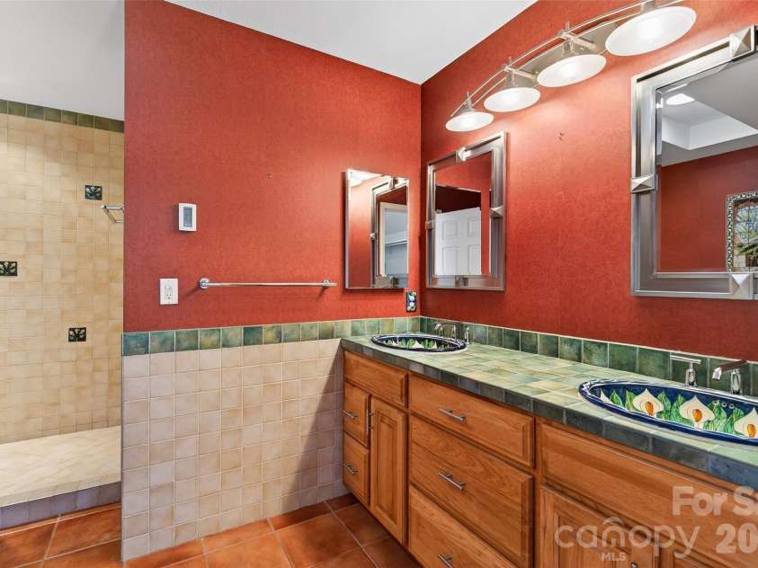 3 Tree Top Place, Black Mountain, NC 28711.  MLS# CAR4361235, YatesRealty ID 21208. 