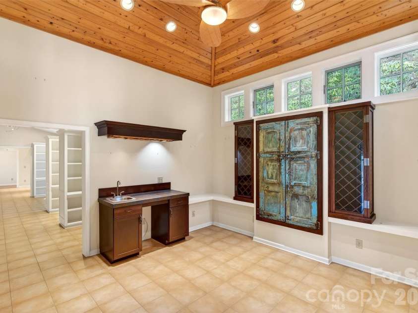 3 Tree Top Place, Black Mountain, NC 28711.  MLS# CAR4361235, YatesRealty ID 21208. 