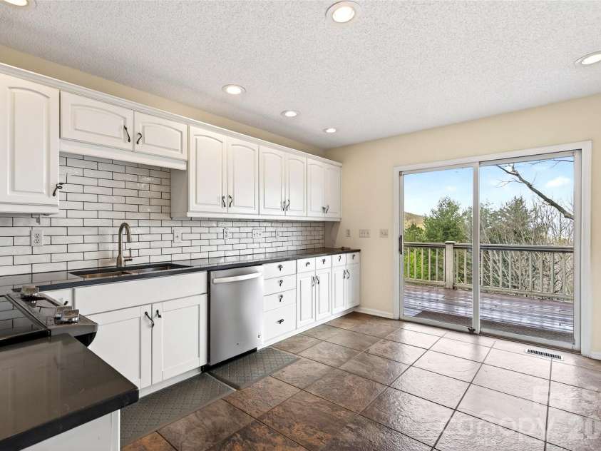 3 Tree Top Place, Black Mountain, NC 28711.  MLS# CAR4361235, YatesRealty ID 21208. Kitchen updated in 2022