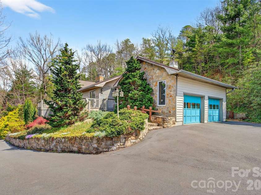 3 Tree Top Place, Black Mountain, NC 28711.  MLS# CAR4361235, YatesRealty ID 21208. Large 2 car garage