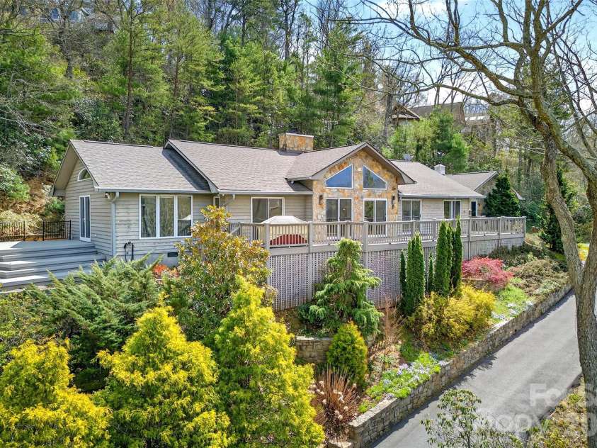 3 Tree Top Place, Black Mountain, NC 28711.  MLS# CAR4361235, YatesRealty ID 21208. One level living!