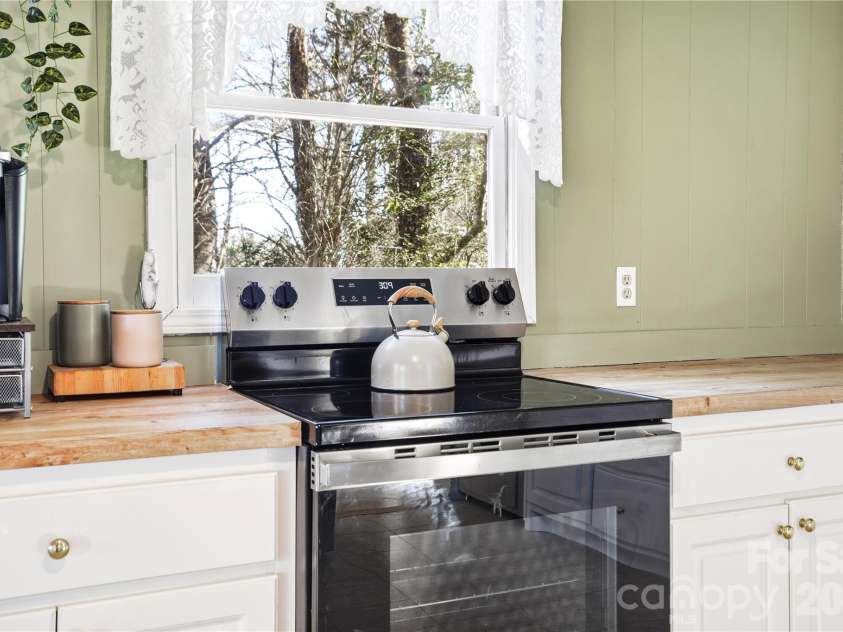 7775 Marlette Lane, Sherrills Ford, NC 28673.  MLS# CAR4341133, YatesRealty ID 2121. Kitchen features stainless steel appliances