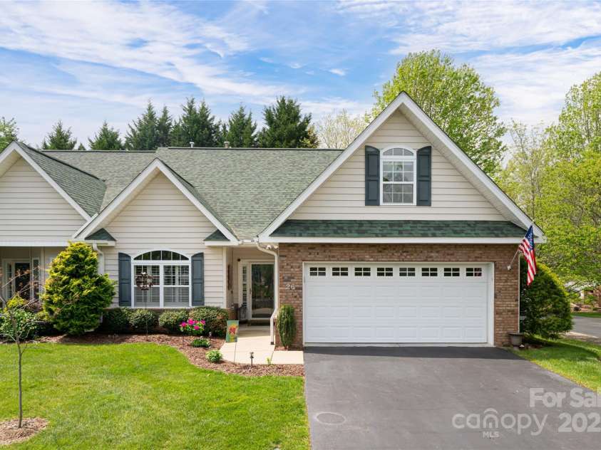 26 Victoria Park Drive, Hendersonville, NC 28792.  MLS# CAR4249144, YatesRealty ID 21210. 