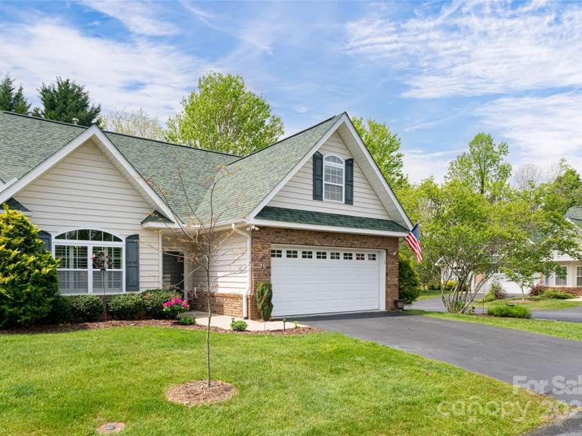 26 Victoria Park Drive, Hendersonville, NC 28792.  MLS# CAR4249144, YatesRealty ID 21210. 