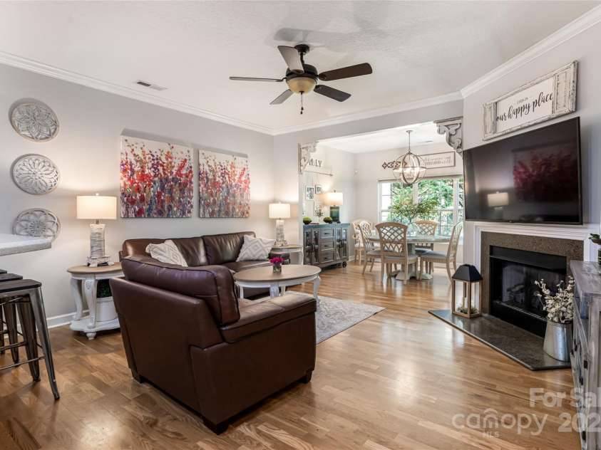 26 Victoria Park Drive, Hendersonville, NC 28792.  MLS# CAR4249144, YatesRealty ID 21210. 