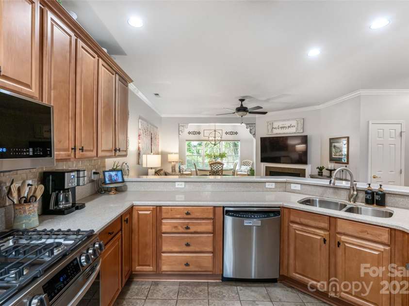 26 Victoria Park Drive, Hendersonville, NC 28792.  MLS# CAR4249144, YatesRealty ID 21210. 