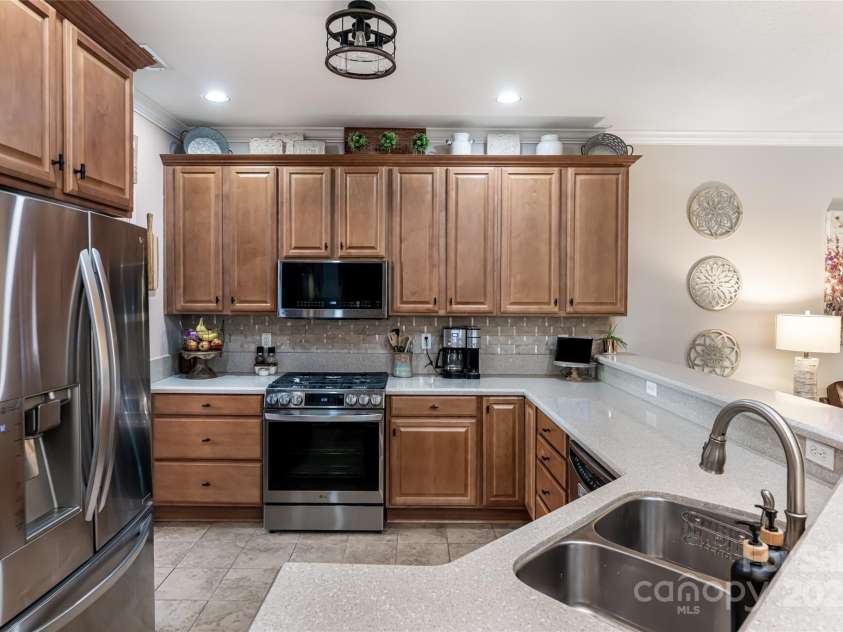 26 Victoria Park Drive, Hendersonville, NC 28792.  MLS# CAR4249144, YatesRealty ID 21210. 