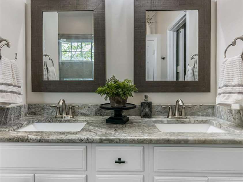 26 Victoria Park Drive, Hendersonville, NC 28792.  MLS# CAR4249144, YatesRealty ID 21210. 