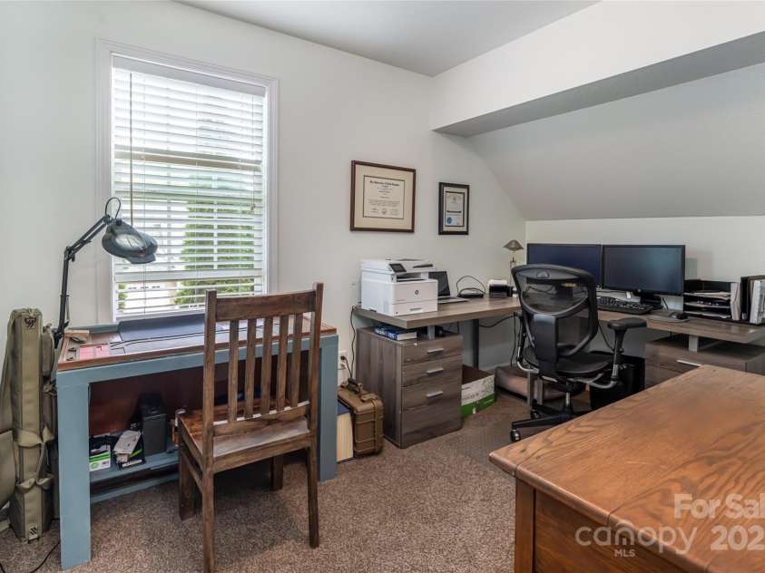 26 Victoria Park Drive, Hendersonville, NC 28792.  MLS# CAR4249144, YatesRealty ID 21210. 