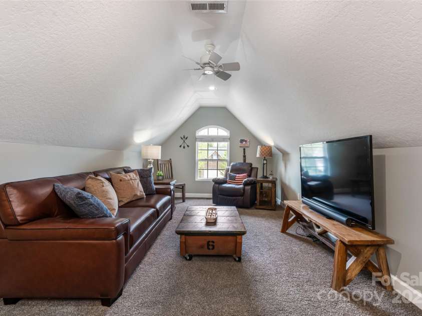 26 Victoria Park Drive, Hendersonville, NC 28792.  MLS# CAR4249144, YatesRealty ID 21210. 