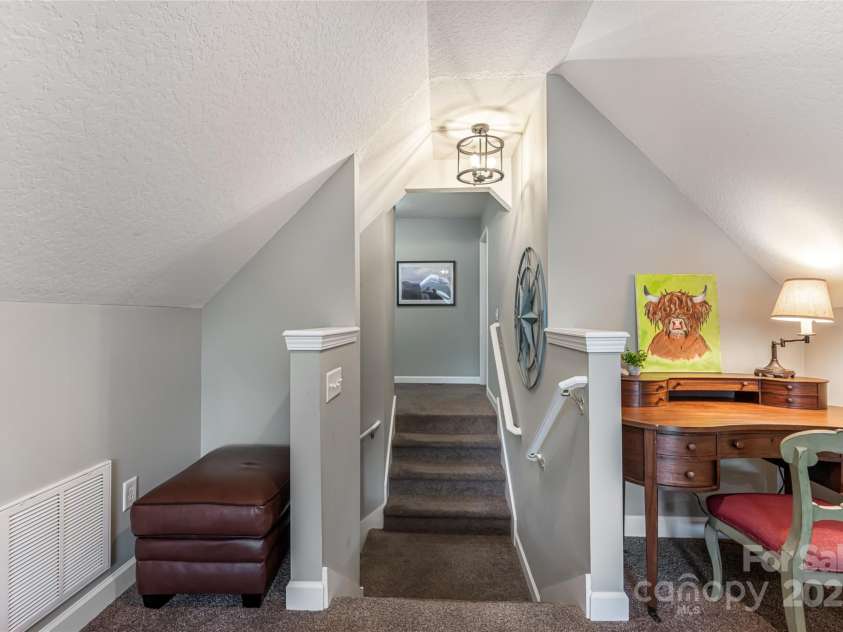 26 Victoria Park Drive, Hendersonville, NC 28792.  MLS# CAR4249144, YatesRealty ID 21210. 