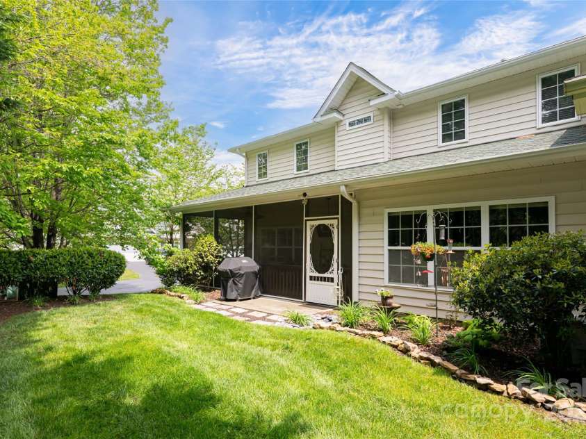 26 Victoria Park Drive, Hendersonville, NC 28792.  MLS# CAR4249144, YatesRealty ID 21210. 