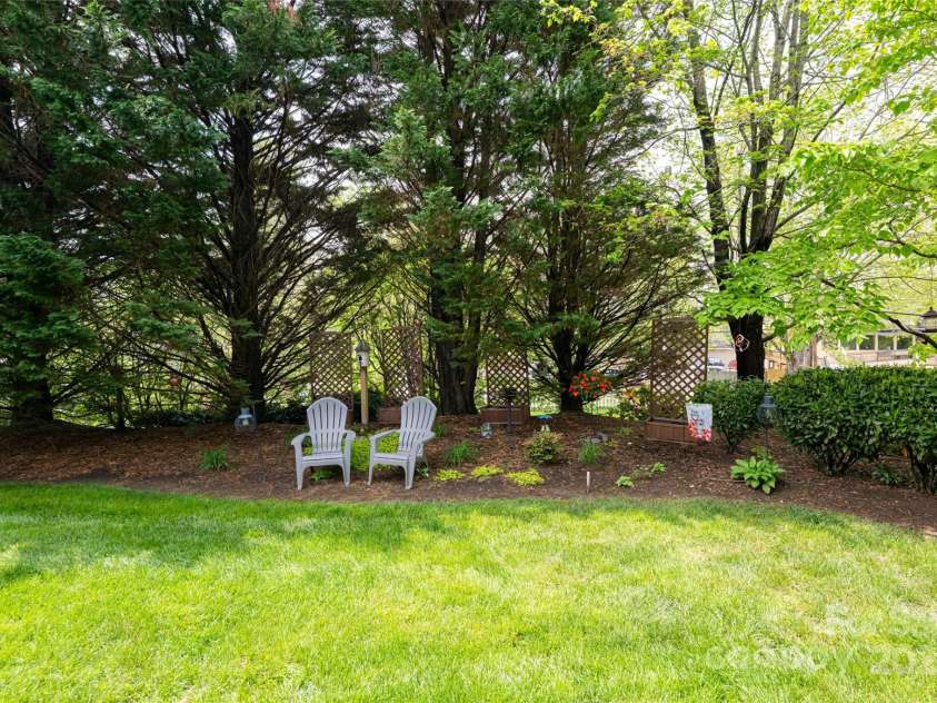 26 Victoria Park Drive, Hendersonville, NC 28792.  MLS# CAR4249144, YatesRealty ID 21210. 