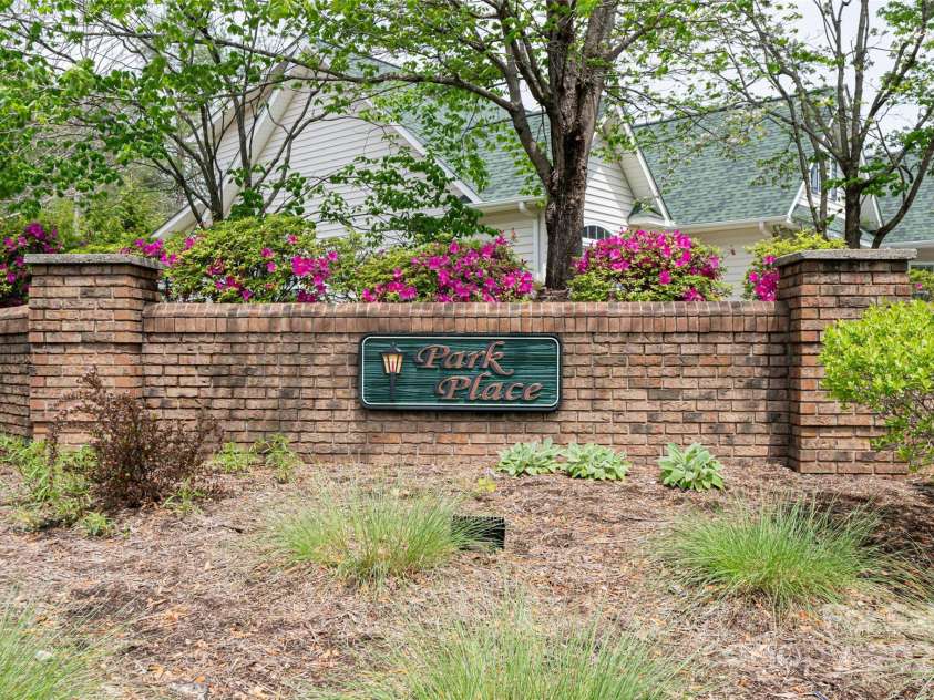 26 Victoria Park Drive, Hendersonville, NC 28792.  MLS# CAR4249144, YatesRealty ID 21210. 