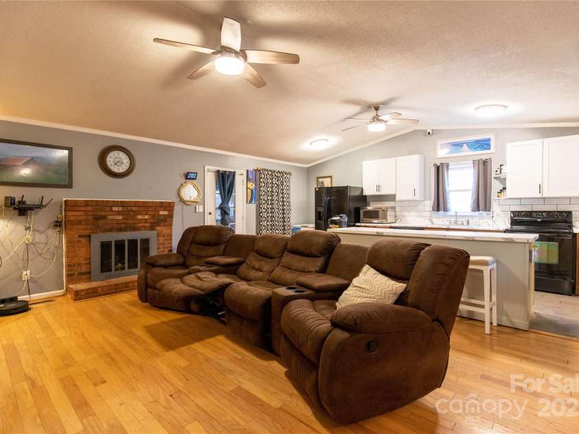 115 Setter Court, Statesville, NC 28625.  MLS# CAR4222635, YatesRealty ID 21211. High vaulted ceilings in living room