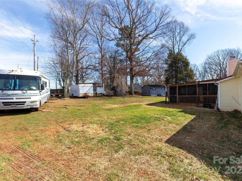 115 Setter Court, Statesville, NC 28625.  MLS# CAR4222635, YatesRealty ID 21211. Huge back yard
