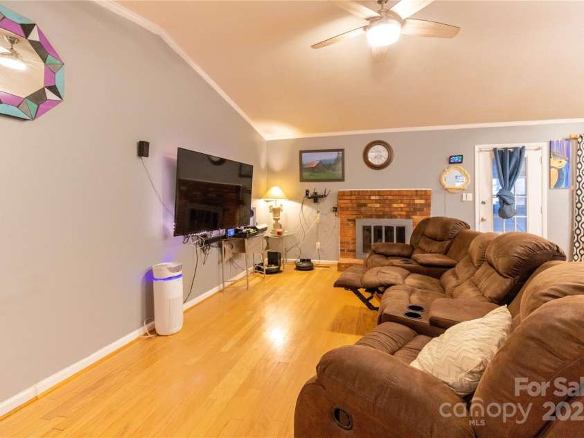 115 Setter Court, Statesville, NC 28625.  MLS# CAR4222635, YatesRealty ID 21211. Open floor plan with living room and kitchen