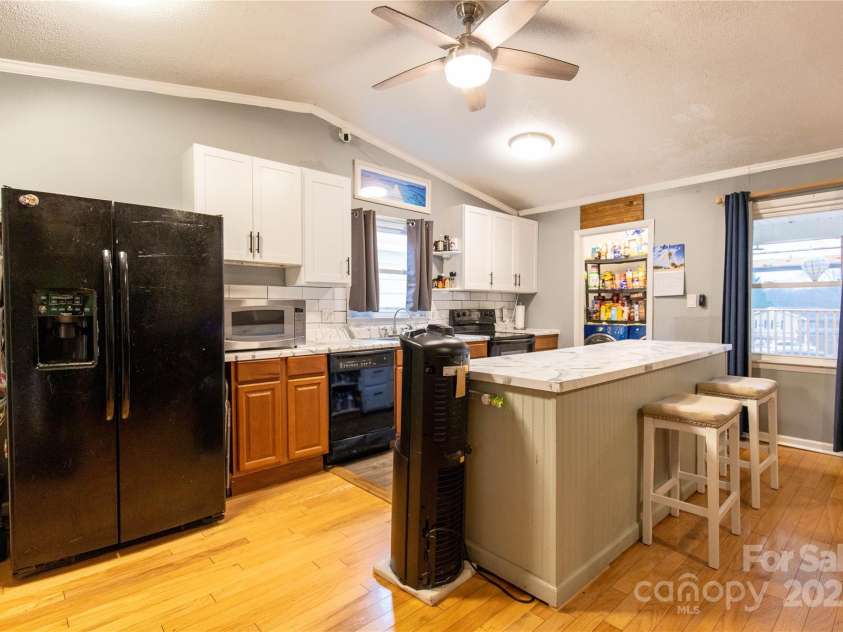 115 Setter Court, Statesville, NC 28625.  MLS# CAR4222635, YatesRealty ID 21211. Stunning Kitchen!