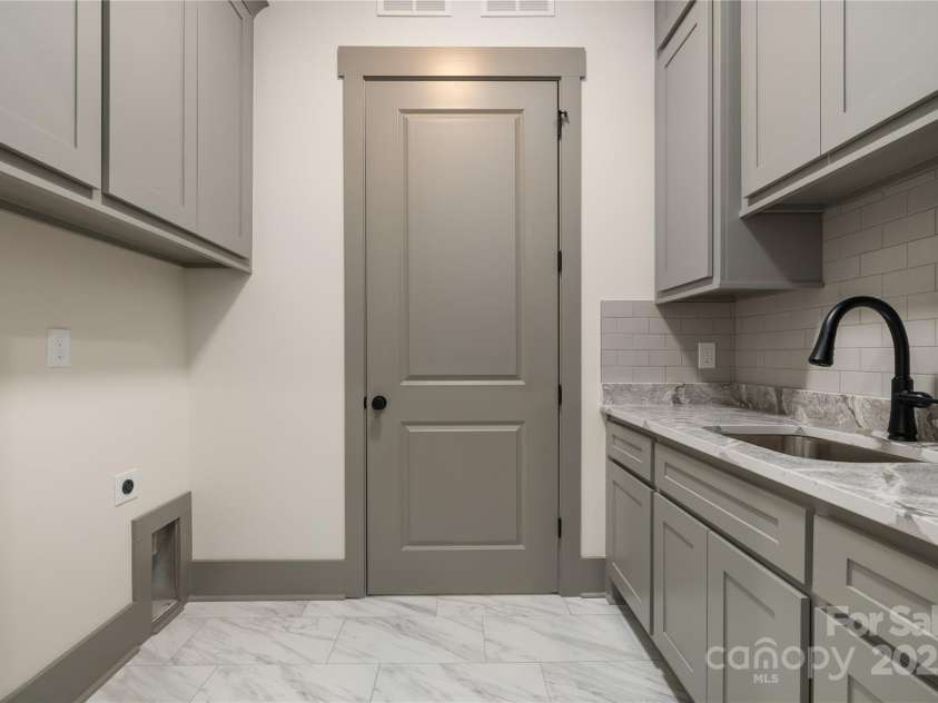 8159 Fairview Road, Charlotte, NC 28226.  MLS# CAR4072646, YatesRealty ID 21212. 1st Floor Laundry