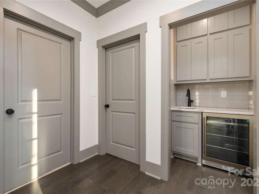 8159 Fairview Road, Charlotte, NC 28226.  MLS# CAR4072646, YatesRealty ID 21212. Beverage Center