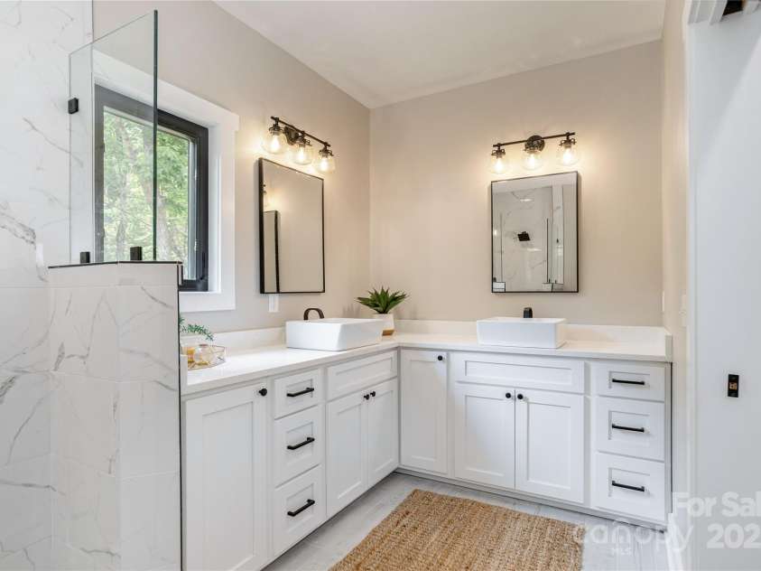 19 Terrace Forest Trail, Horse Shoe, NC 28742.  MLS# CAR4164733, YatesRealty ID 21214. Primary Bathroom