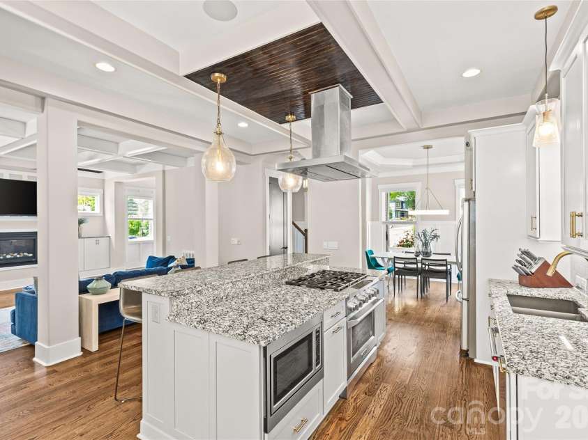 815 Kingston Avenue, Charlotte, NC 28203.  MLS# CAR4368135, YatesRealty ID 21216. 