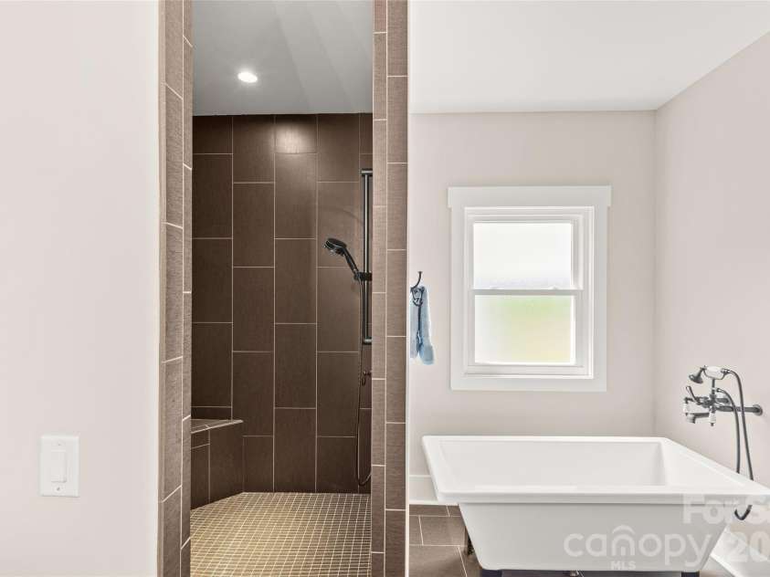 815 Kingston Avenue, Charlotte, NC 28203.  MLS# CAR4368135, YatesRealty ID 21216. 