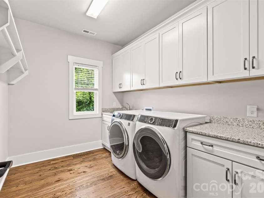 815 Kingston Avenue, Charlotte, NC 28203.  MLS# CAR4368135, YatesRealty ID 21216. 