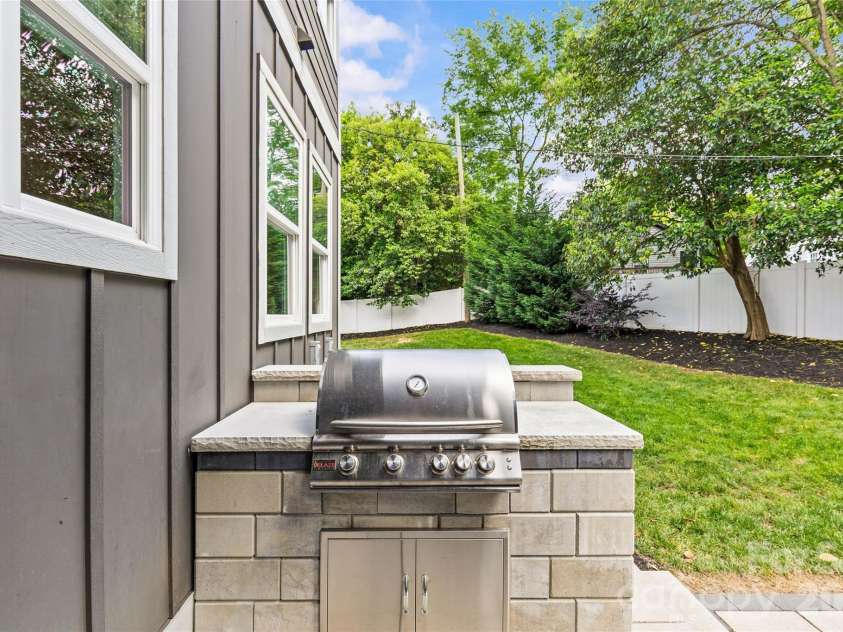815 Kingston Avenue, Charlotte, NC 28203.  MLS# CAR4368135, YatesRealty ID 21216. 