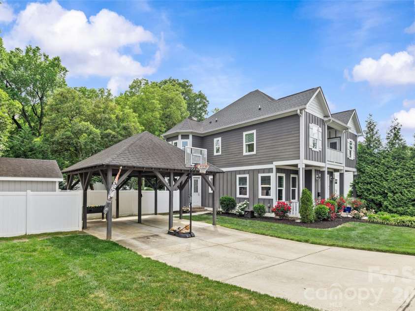 815 Kingston Avenue, Charlotte, NC 28203.  MLS# CAR4368135, YatesRealty ID 21216. 