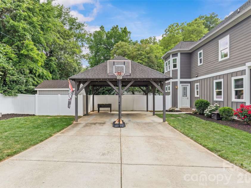 815 Kingston Avenue, Charlotte, NC 28203.  MLS# CAR4368135, YatesRealty ID 21216. 